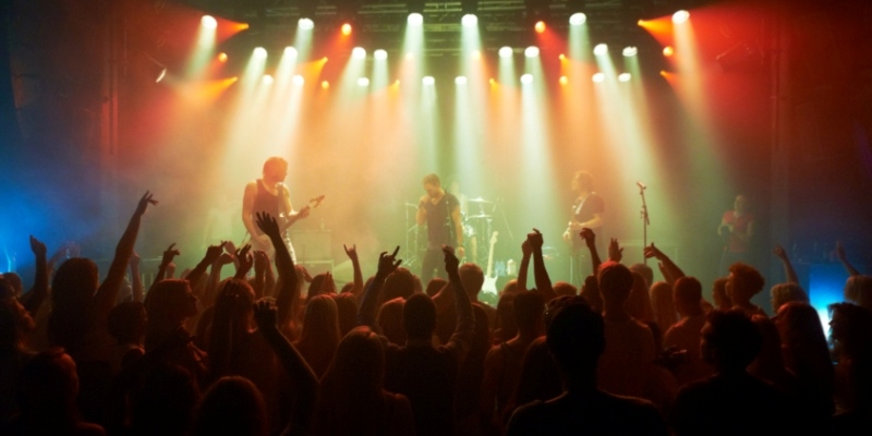 A lively New Year’s Eve concert at Bar Anticipation, featuring an engaged audience and vibrant, colorful lights.