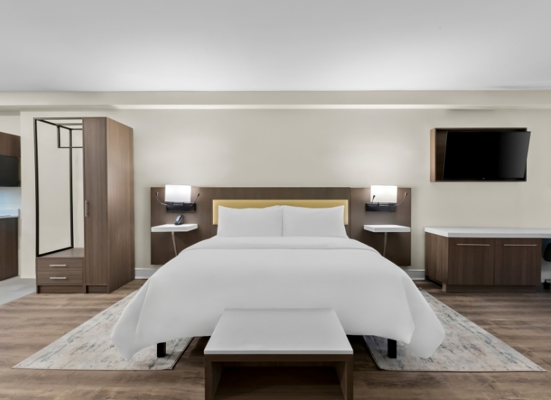 Hotel-Near-Hackensack-University-Medical-Center-NJ-2 Comfortable hotel room with a bed, desk, and television, conveniently located near Hackensack University Medical Center, NJ.