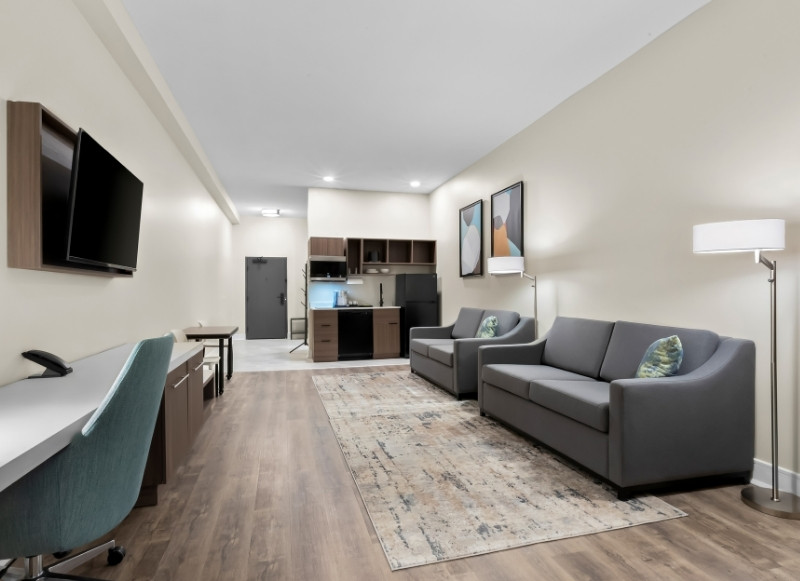 Hotel Near Seven Presidents Oceanfront Park - 1 Hotel room with couch, desk, TV near Seven Presidents Oceanfront Park.