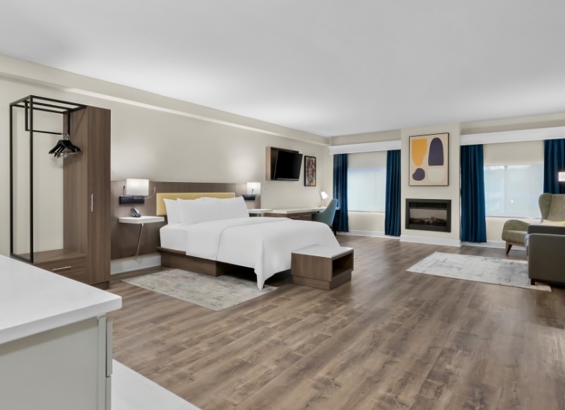 A large, modern hotel studio suite with comfortable living space and amenities, ideal for guests traveling to New York City via the Seastreak ferry from Latitude Suites.
